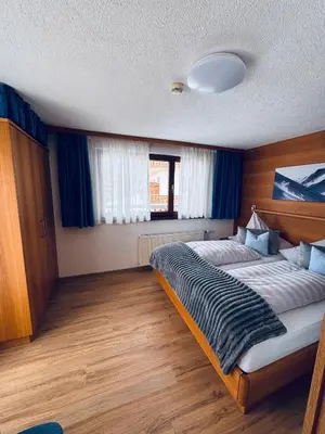 Ein Bett oder Betten in einem Zimmer der Unterkunft Hotel Garni Enzian