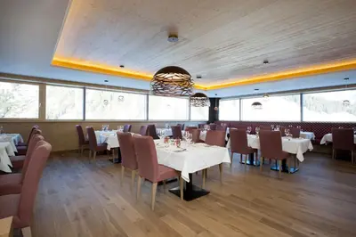 Ein Restaurant oder anderes Speiselokal in der Unterkunft Hotel Walserstube
