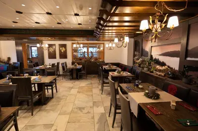 Ein Restaurant oder anderes Speiselokal in der Unterkunft Haller's Posthotel