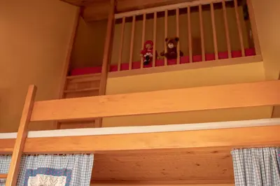 Ein Etagenbett oder Etagenbetten in einem Zimmer der Unterkunft Bio Ferienbauernhof Greber - Natururlaub mit Ponys & Kaninchen