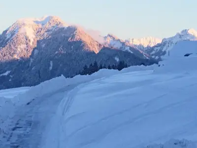Ein allgemeiner Bergblick oder ein Berglick von des Ferienhauses aus