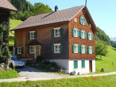 Das Gebäude in dem sich das Ferienhaus befindet