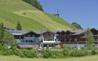 Ein allgemeiner Bergblick oder ein Berglick von des Hotels aus