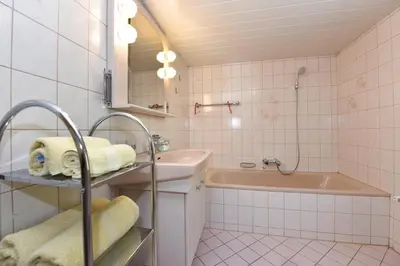 Ein Badezimmer in der Unterkunft Haus Brügga