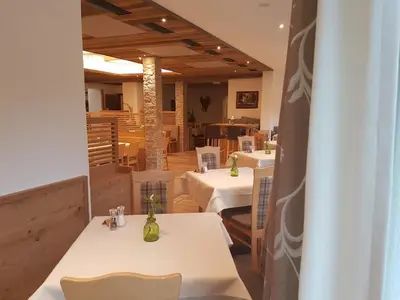 Ein Restaurant oder anderes Speiselokal in der Unterkunft Hotel Steinbock