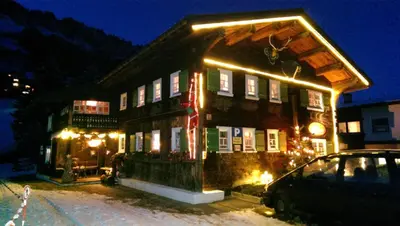 Das Gebäude in dem sich der Bauernhof befindet
