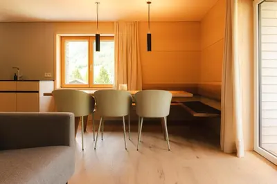 Ein Sitzbereich in der Unterkunft Aparthotel Hubertus Mellau