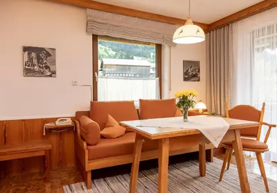 Ein Sitzbereich in der Unterkunft Gästehaus Etschmann