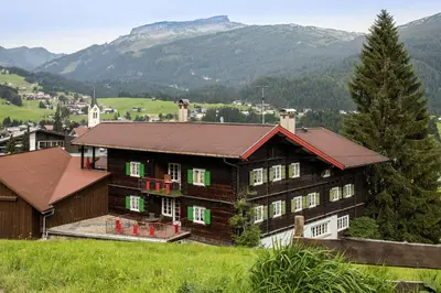 Ein allgemeiner Bergblick oder ein Berglick von der Pension aus