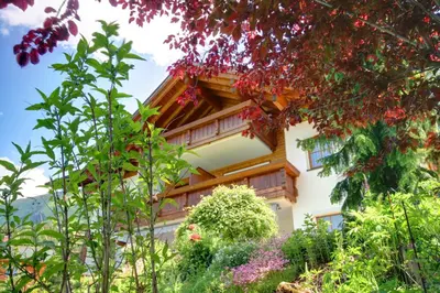 Ein Garten an der Unterkunft Haus Kristina