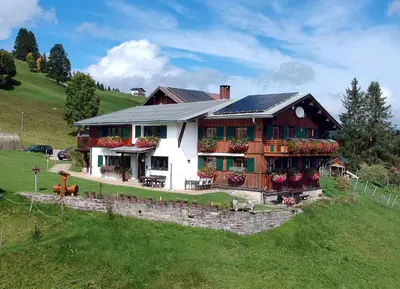 Das Gebäude in dem sich das Ferienhaus befindet