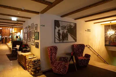 Ein Sitzbereich in der Unterkunft Hotel Walliserstube