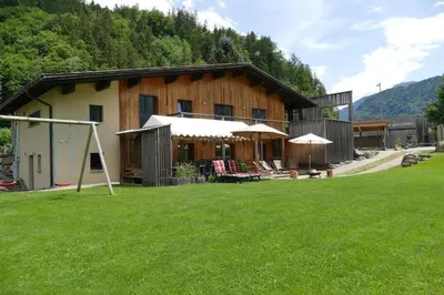 Ein allgemeiner Bergblick oder ein Berglick von des Ferienhauses aus
