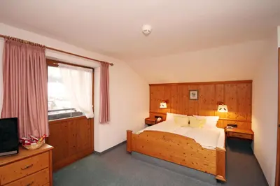 Ein Bett oder Betten in einem Zimmer der Unterkunft Hotel Alpensonne