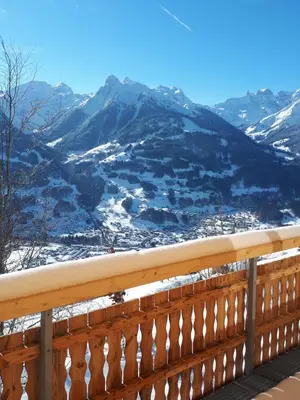 Ein allgemeiner Bergblick oder ein Berglick von des Ferienhauses aus