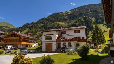 Ein allgemeiner Bergblick oder ein Berglick von des Bed & Breakfasts aus