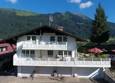 Ein allgemeiner Bergblick oder ein Berglick von der Ferienwohnung aus