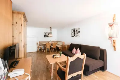Ein Sitzbereich in der Unterkunft Alpenlodge - Das Dorfhotel