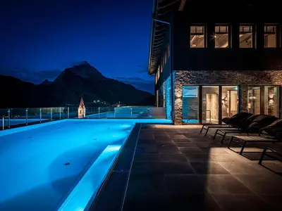 Der Swimmingpool an oder in der Nähe von AlpenParks Hotel & Apartment Arlberg Warth mit Pool
