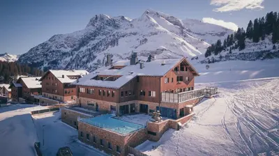 AlpenParks Hotel & Apartment Arlberg Warth mit Pool im Winter