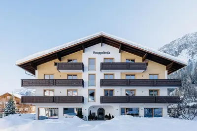 Ein allgemeiner Bergblick oder ein Berglick von des Aparthotels aus