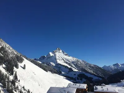 Ein allgemeiner Bergblick oder ein Berglick von der Pension aus