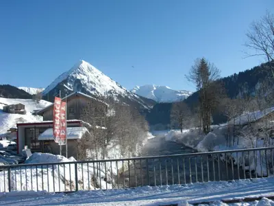 Ein allgemeiner Bergblick oder ein Berglick von des Hotels aus