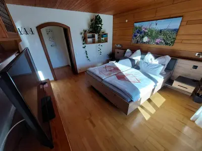 Ein Bett oder Betten in einem Zimmer der Unterkunft Ferienwohnung Tschengla mit eigener Sonnenterrasse - Wiese - Wlan