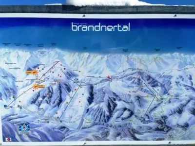Ein allgemeiner Bergblick oder ein Berglick von des Bauernhofs aus