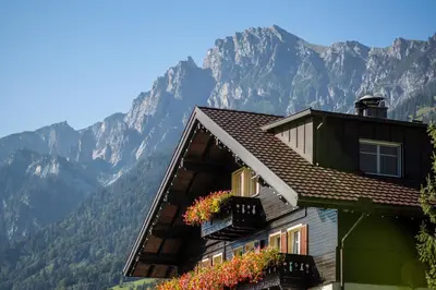 Ein allgemeiner Bergblick oder ein Berglick von der Ferienwohnung aus