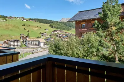 Ein allgemeiner Bergblick oder ein Berglick von des Aparthotels aus