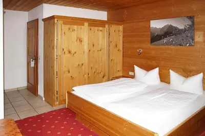 Ein Bett oder Betten in einem Zimmer der Unterkunft Landhaus Almrausch