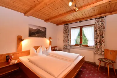 Ein Bett oder Betten in einem Zimmer der Unterkunft Landhaus Almrausch