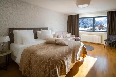 Ein Bett oder Betten in einem Zimmer der Unterkunft Hotel Bergkristall Oberlech