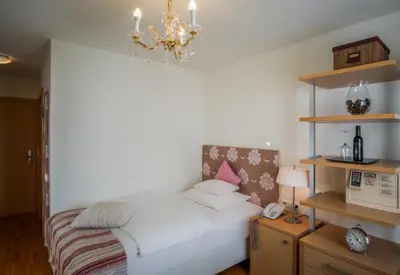 Ein Bett oder Betten in einem Zimmer der Unterkunft Hotel Bergkristall Oberlech