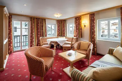Ein Sitzbereich in der Unterkunft Hotel Tannbergerhof im Zentrum von Lech