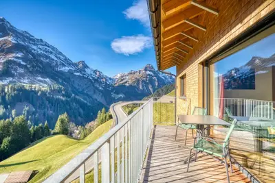 Ein allgemeiner Bergblick oder ein Berglick von der Ferienwohnung aus
