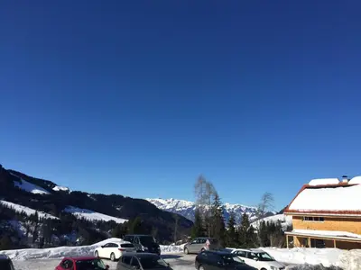 Ein allgemeiner Bergblick oder ein Berglick von des Ferienhauses aus