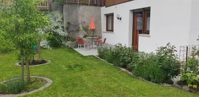 Ein Garten an der Unterkunft Ferienwohnung Bitschnau Ulrike