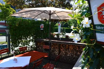 Ein Garten an der Unterkunft Hotel Pension Löwen nahe Feldkirch - günstige Zimmer für Urlauber, Firmen und Monteure