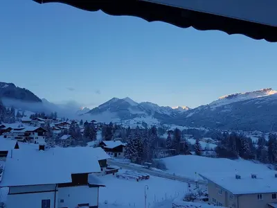 Ein allgemeiner Bergblick oder ein Berglick von der Pension aus