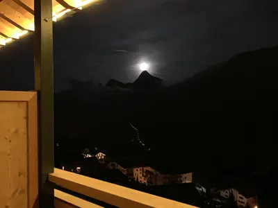 Ein allgemeiner Bergblick oder ein Berglick von der Ferienwohnung aus