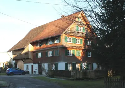 Das Gebäude in dem sich die Ferienwohnung befindet