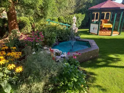 Ein Garten an der Unterkunft Schedlers Löwenhotel-GARNI