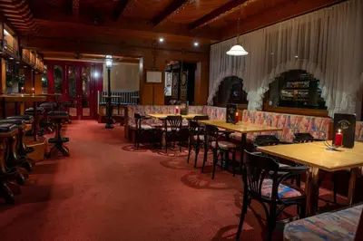Ein Restaurant oder anderes Speiselokal in der Unterkunft Hotel Brunella