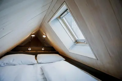 Ein Bett oder Betten in einem Zimmer der Unterkunft AUGUST Dachgeschosswohnung im jüdischen Viertel