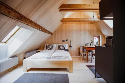 Ein Bett oder Betten in einem Zimmer der Unterkunft AUGUST Dachgeschosswohnung im jüdischen Viertel