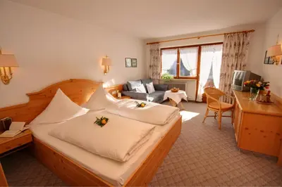 Ein Sitzbereich in der Unterkunft Hotel Adler Garni