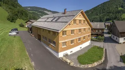 Ein allgemeiner Bergblick oder ein Berglick von der Ferienwohnung aus