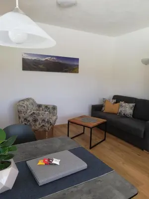 Ein Sitzbereich in der Unterkunft Ferienwohnung Anton Künzler